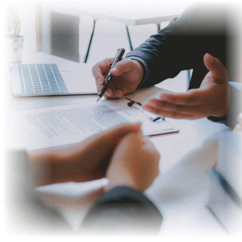 Consultoria ICH Seguros analisando proposta com o cliente